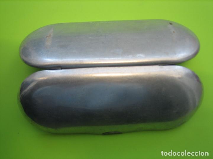 Antig&uuml;edades: Antigua funda en aluminio para gafas - Foto 3