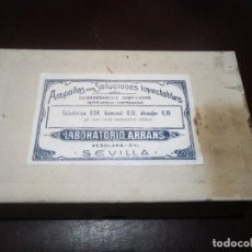 Antigüedades: CAJA DE LABORATORIO ARRANS SEVILLA COLESTERINA GOMENOL ALCAMFOR CON 48 AMPOLLAS MEDICINA MEDICAMENTO. Lote 156918878
