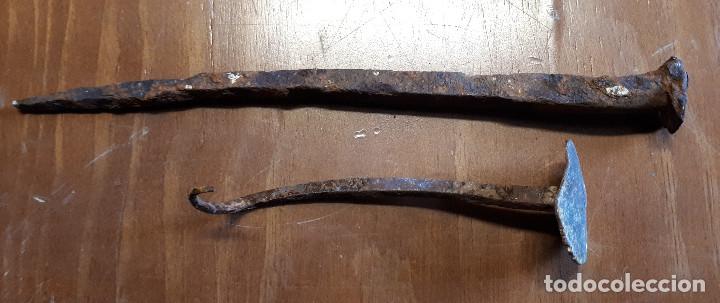 Antig&uuml;edades: 2 clavos de forja, 18 y 11 cm - Foto 1