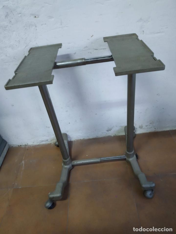 Antig&uuml;edades: Mesa de maquina de escribir - Foto 1