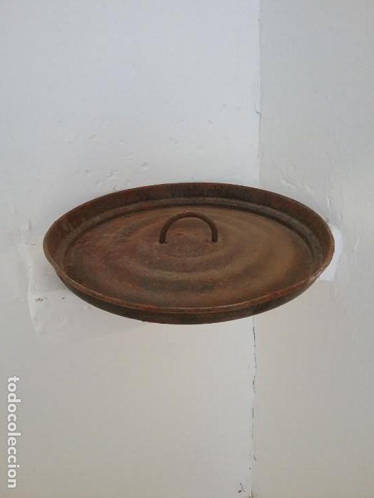 Antig&uuml;edades: Tapadera de chapa. - Foto 2