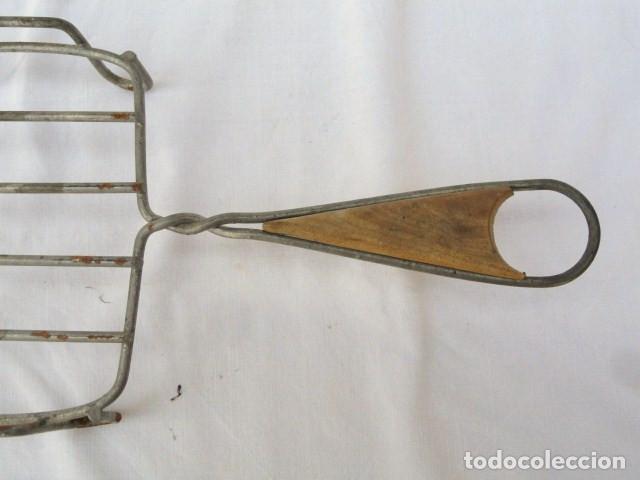 Antig&uuml;edades: GRAN SOPORTE DE ALUMINIO Y MADERA PARA PLANCHA. - Foto 4