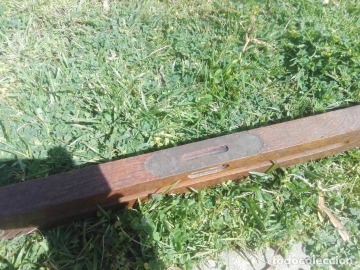 Antig&uuml;edades: Nivel carpintero en madera - Foto 1