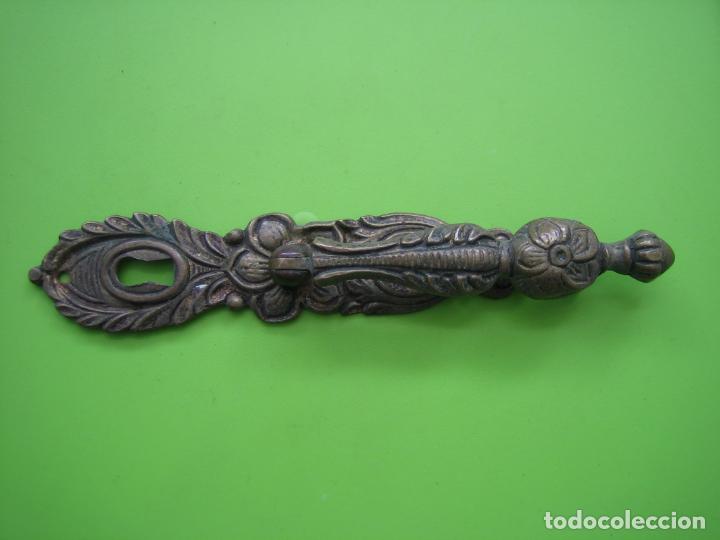 Antig&uuml;edades: Antiguo tirador de mueble en bronce - Foto 1