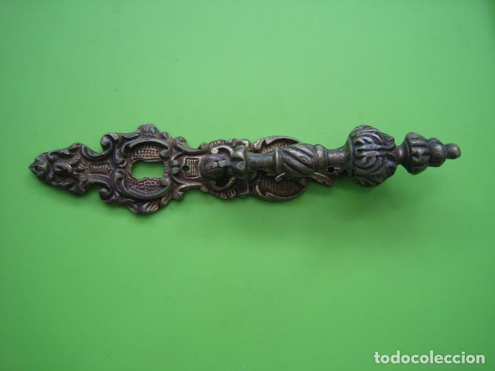 Antig&uuml;edades: Antiguo tirador de mueble en bronce - Foto 3