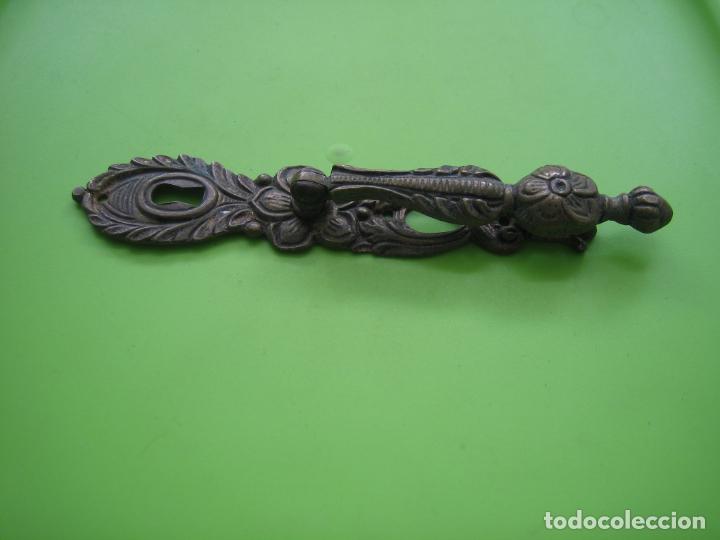 Antig&uuml;edades: Antiguo tirador de mueble en bronce - Foto 4
