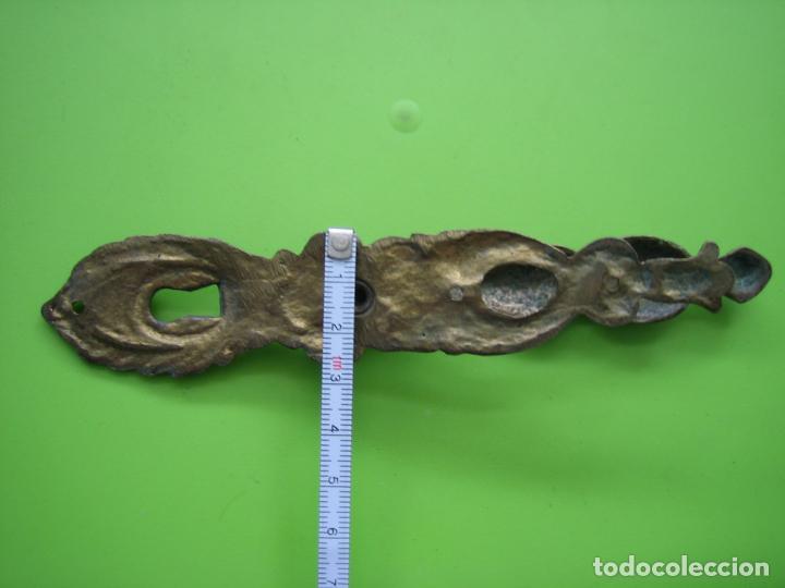 Antig&uuml;edades: Antiguo tirador de mueble en bronce - Foto 8