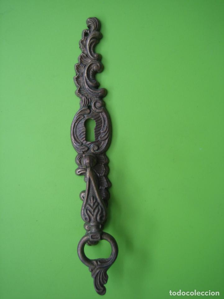 Antig&uuml;edades: Antiguo tirador de mueble en bronce - Foto 1