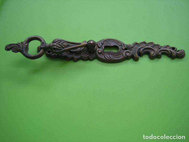 Antig&uuml;edades: Antiguo tirador de mueble en bronce - Foto 2