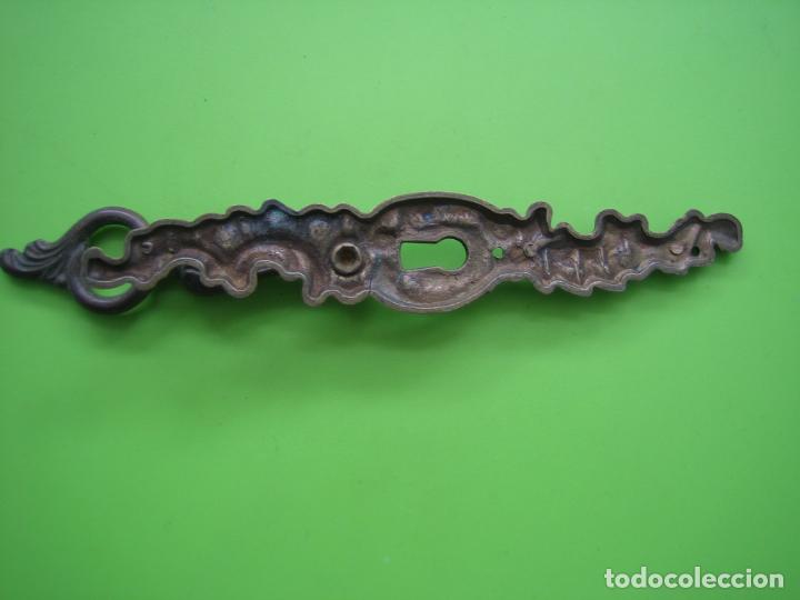 Antig&uuml;edades: Antiguo tirador de mueble en bronce - Foto 3