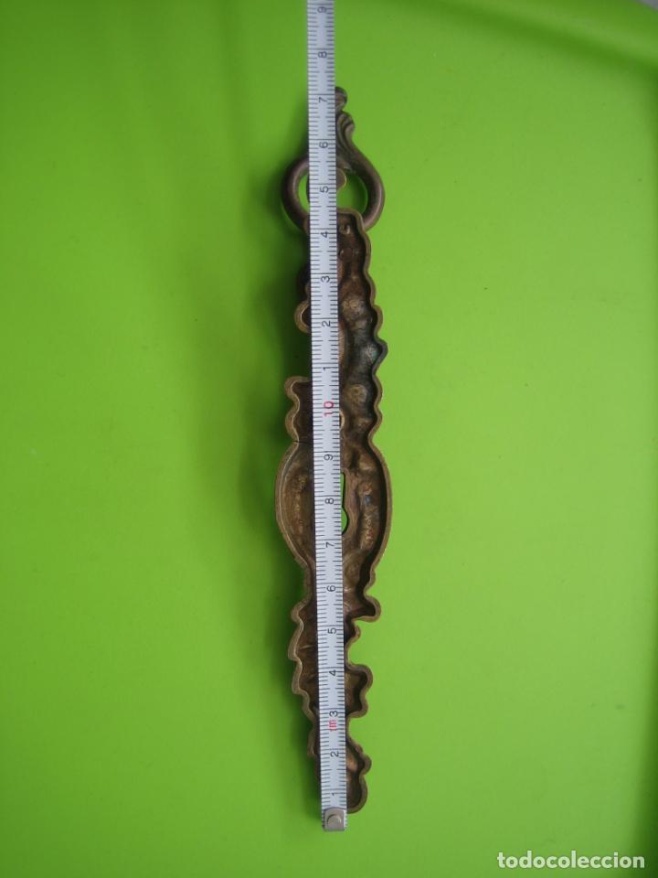 Antig&uuml;edades: Antiguo tirador de mueble en bronce - Foto 5