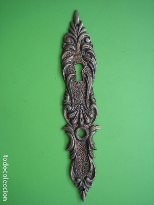 Antig&uuml;edades: Antiguo tirador de mueble en bronce - Foto 1