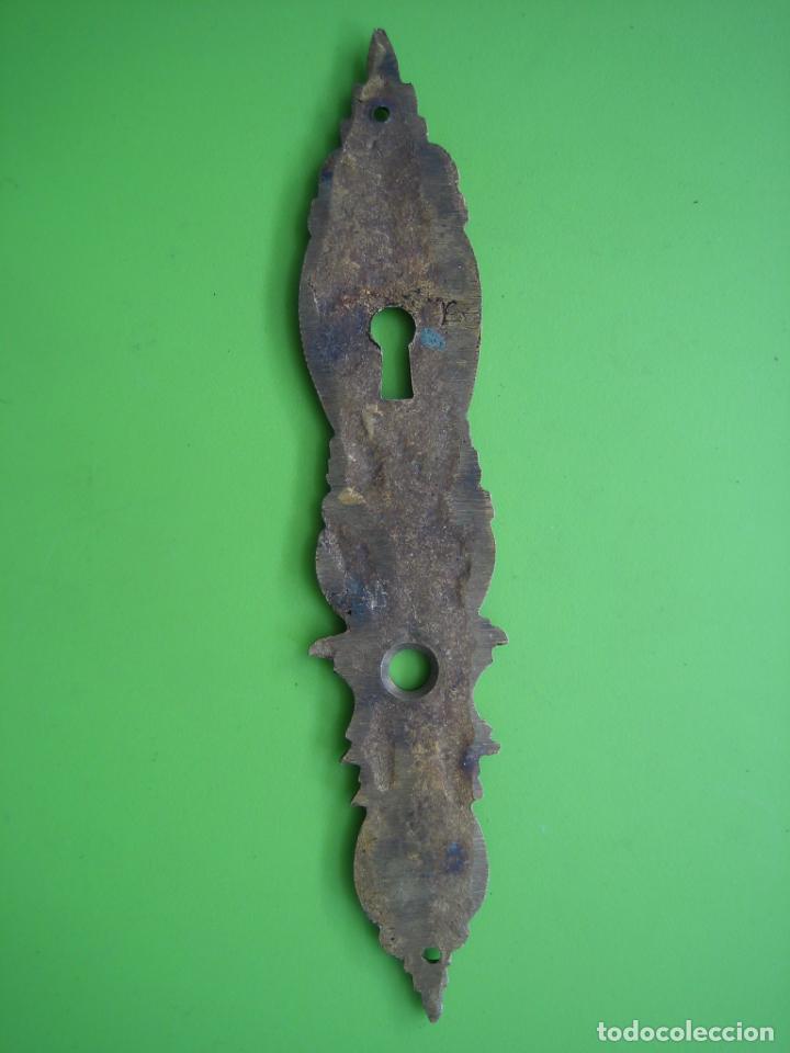 Antig&uuml;edades: Antiguo tirador de mueble en bronce - Foto 2