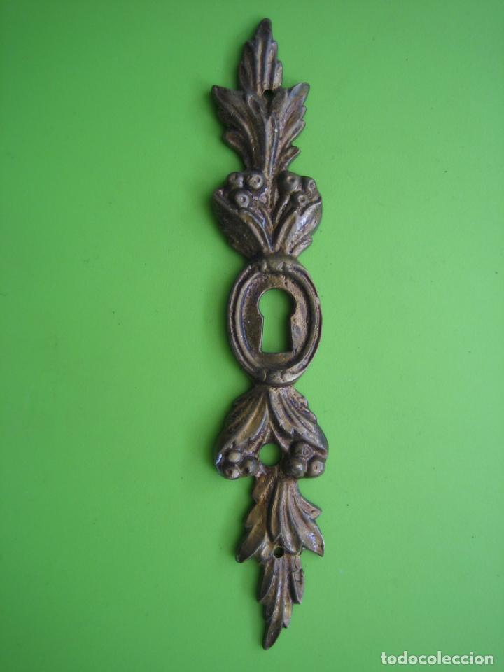 Antig&uuml;edades: Antiguo tirador de mueble en bronce - Foto 1
