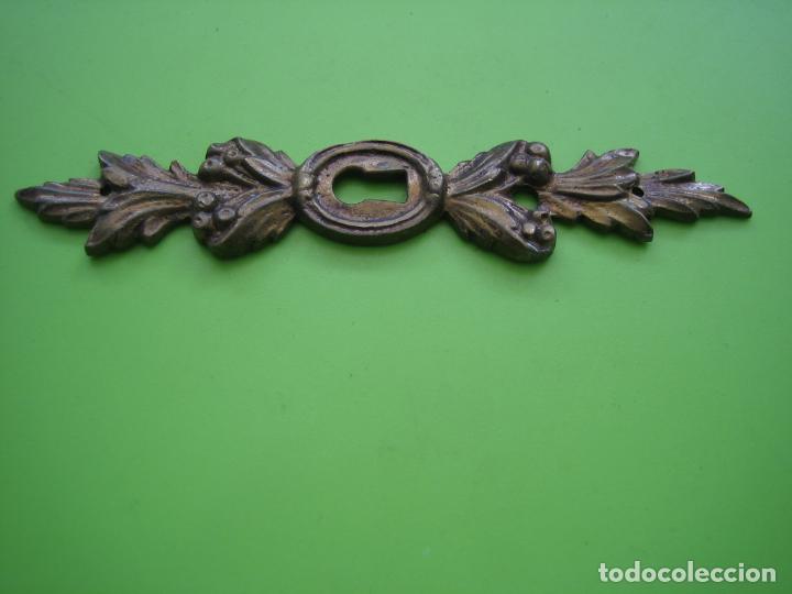 Antig&uuml;edades: Antiguo tirador de mueble en bronce - Foto 2