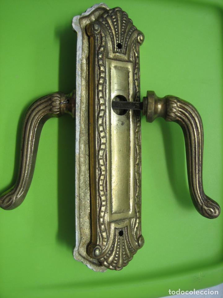 Antig&uuml;edades: Antiguo tirador de puerta en bronce - Foto 1