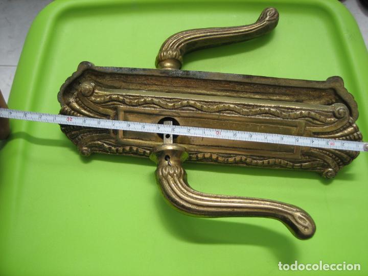 Antig&uuml;edades: Antiguo tirador de puerta en bronce - Foto 2