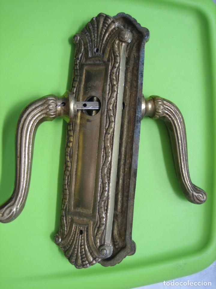Antig&uuml;edades: Antiguo tirador de puerta en bronce - Foto 3