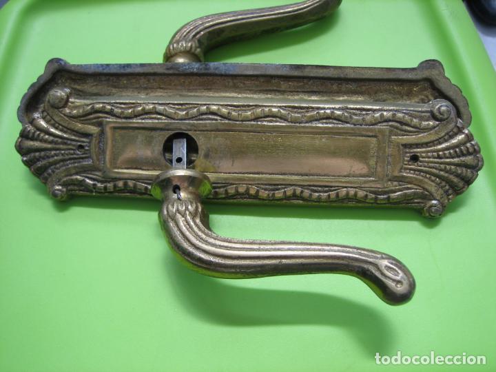 Antig&uuml;edades: Antiguo tirador de puerta en bronce - Foto 4