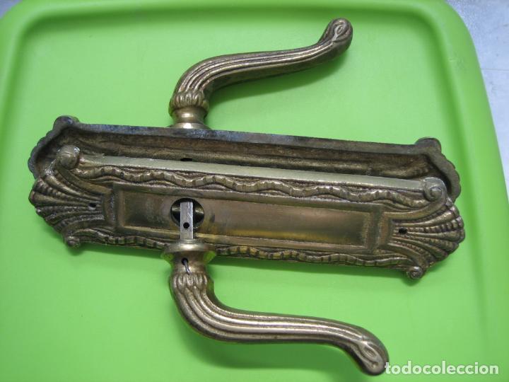 Antig&uuml;edades: Antiguo tirador de puerta en bronce - Foto 5