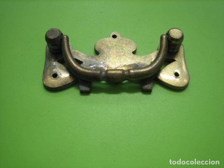Antig&uuml;edades: Antiguo tirador de cajon en bronce - Foto 2