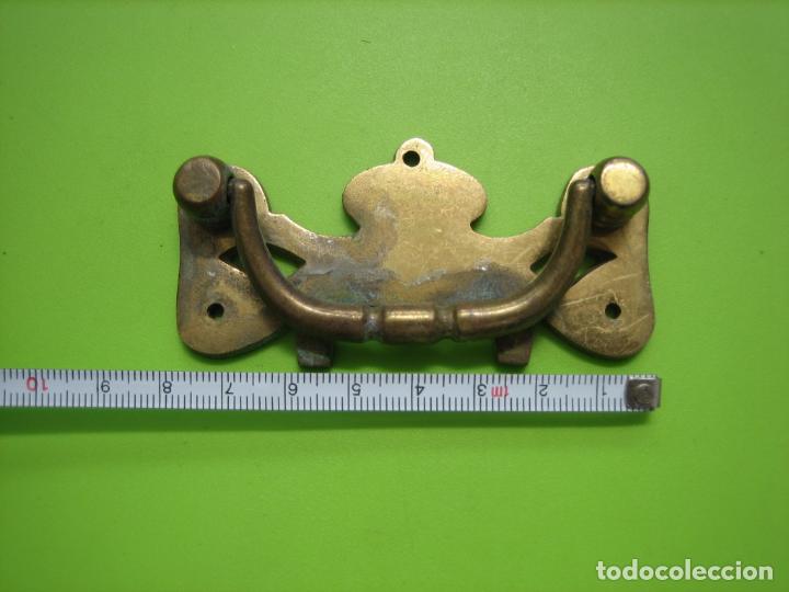 Antig&uuml;edades: Antiguo tirador de cajon en bronce - Foto 3