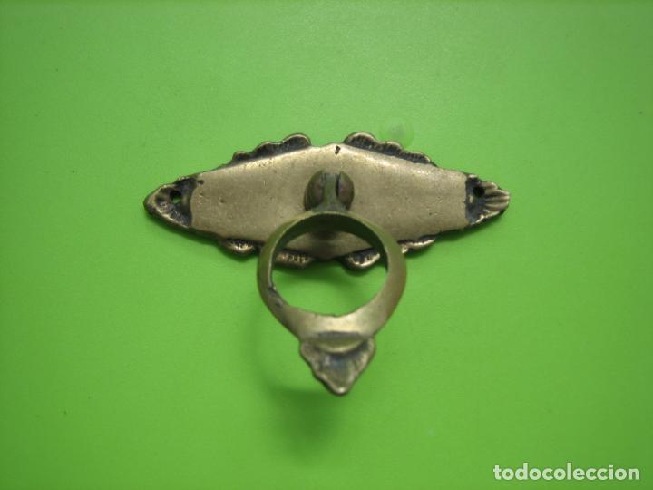 Antig&uuml;edades: Antiguo tirador de cajon en bronce - Foto 1