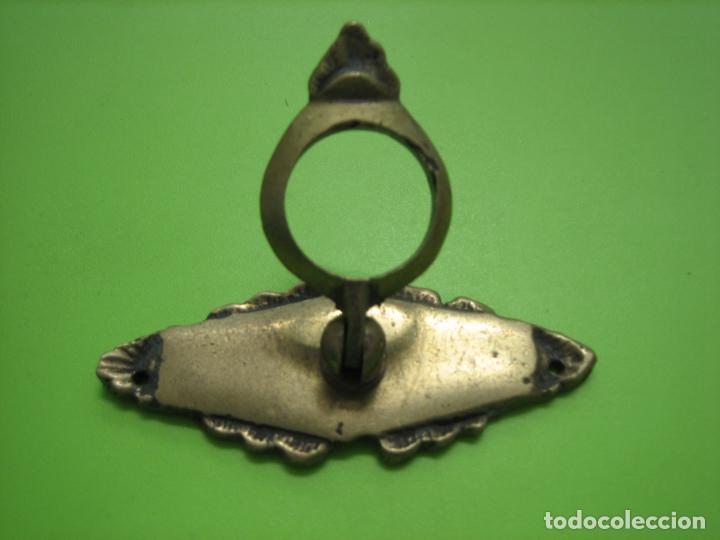 Antig&uuml;edades: Antiguo tirador de cajon en bronce - Foto 3
