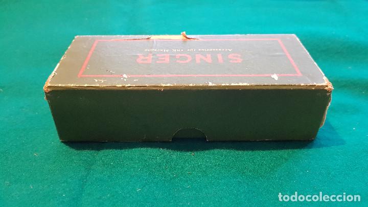 Antig&uuml;edades: CAJA DE CARTON SINGER CON ACCESORIOS - Foto 12