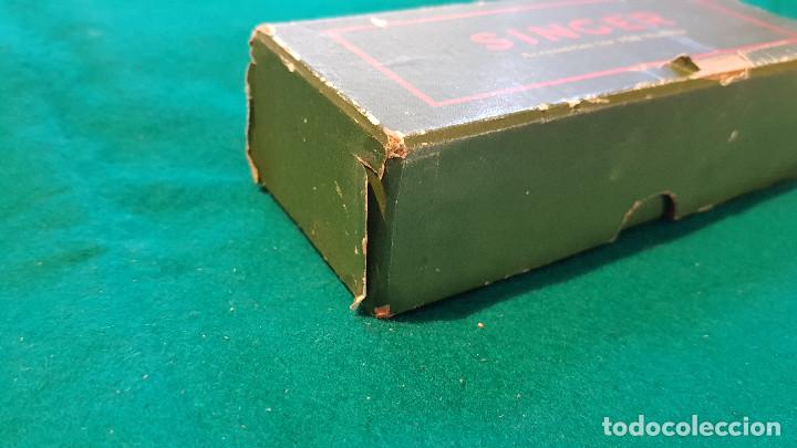 Antig&uuml;edades: CAJA DE CARTON SINGER CON ACCESORIOS - Foto 15