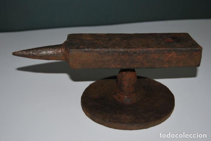Antig&uuml;edades: ANTIGUO YUNQUE DE HIERRO - FORJA - 27 CM - Foto 2
