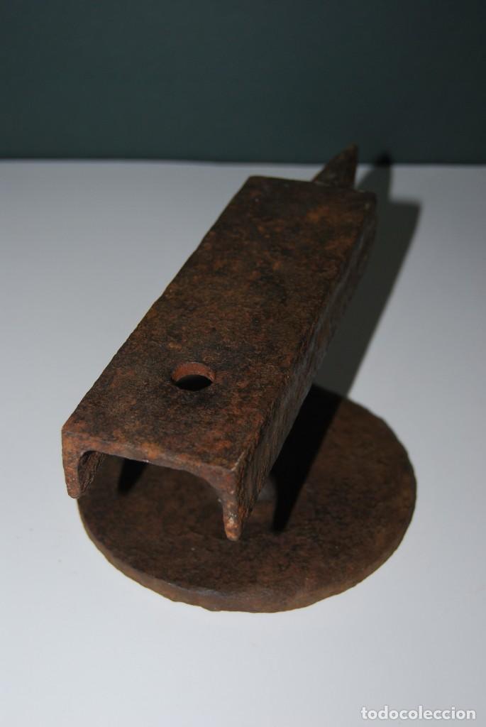 Antig&uuml;edades: ANTIGUO YUNQUE DE HIERRO - FORJA - 27 CM - Foto 3