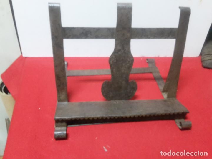 Antig&uuml;edades: Atril de mesa 1910 en hierro - Foto 1