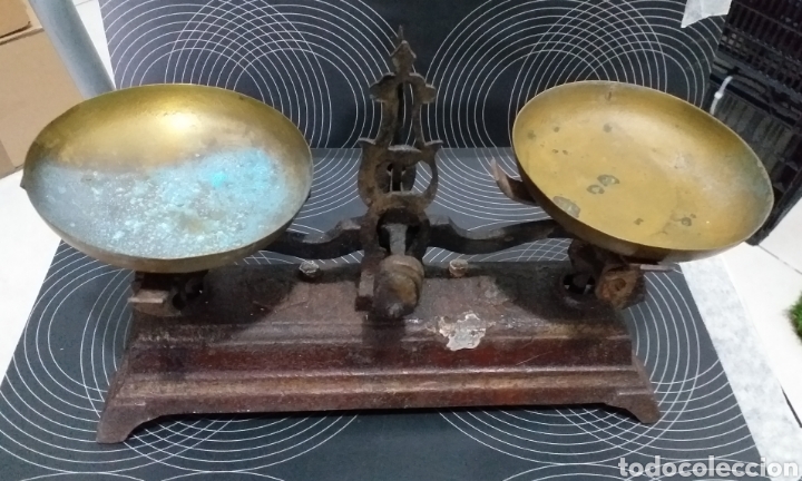 Antig&uuml;edades: Antiguas balanzas con platos laton. - Foto 2