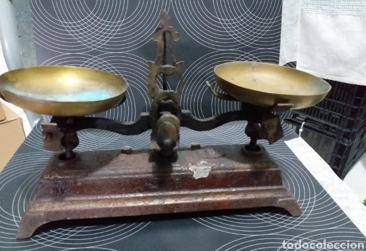 Antig&uuml;edades: Antiguas balanzas con platos laton. - Foto 3