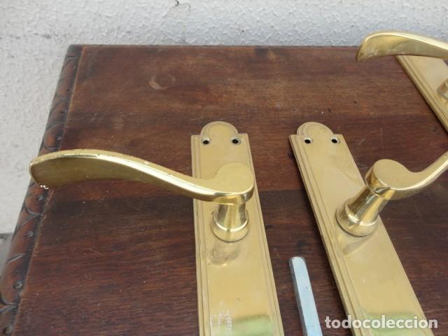 Antig&uuml;edades: dos parejas  de manilla para puerta, de bronce - Foto 5