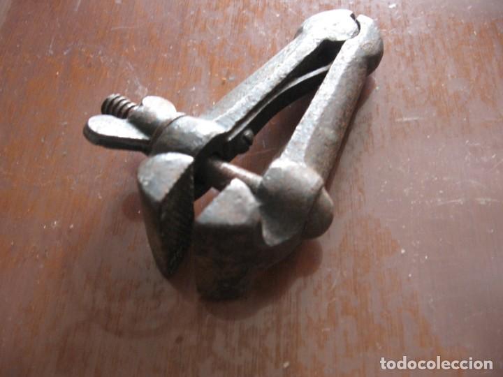Antig&uuml;edades: Antigua mordaza tornillo de mano - Foto 2