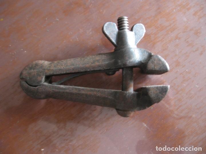 Antig&uuml;edades: Antigua mordaza tornillo de mano - Foto 3