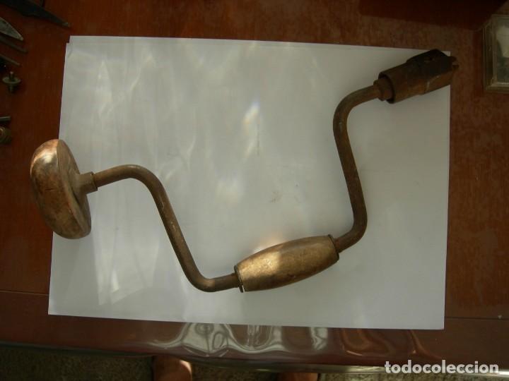 Antig&uuml;edades: Taladro manual antiguo de madera y hierro - Foto 2