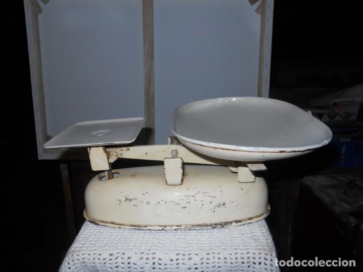 Antig&uuml;edades: antigua basculita de hojalata - Foto 1
