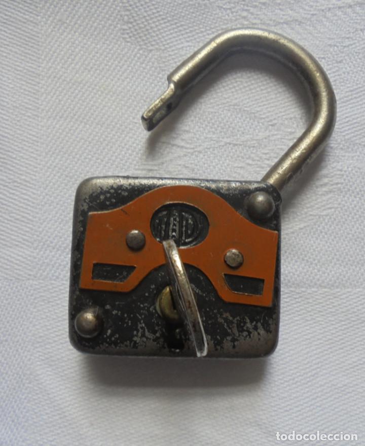 Antig&uuml;edades: Candado antiguo - con llave - Foto 1