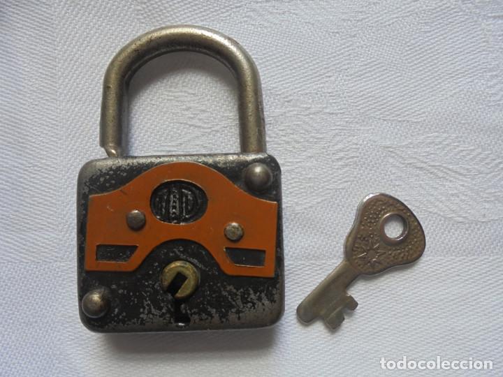 Antig&uuml;edades: Candado antiguo - con llave - Foto 2