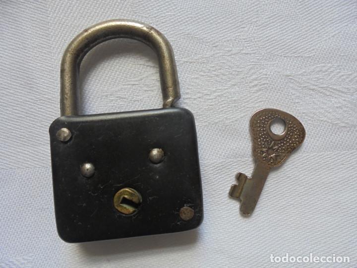 Antig&uuml;edades: Candado antiguo - con llave - Foto 3