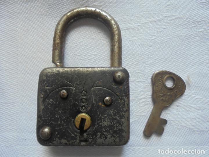 Antig&uuml;edades: Candado antiguo - con llave - Foto 1