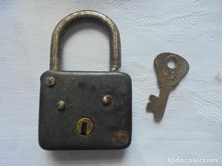 Antig&uuml;edades: Candado antiguo - con llave - Foto 2