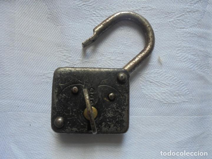 Antig&uuml;edades: Candado antiguo - con llave - Foto 3