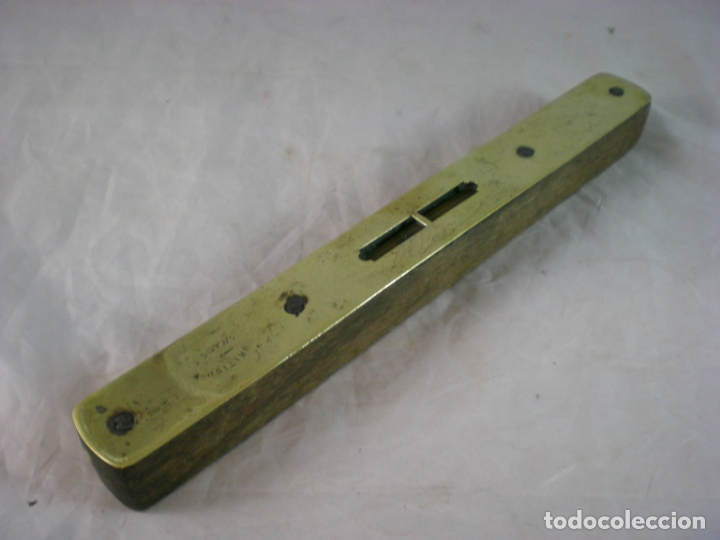 Antig&uuml;edades: Nivel Made British - Madera y Lat&oacute;n - 20,5cm - Funciona - Foto 1
