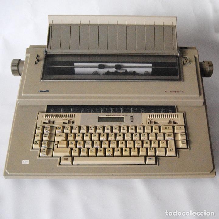 Máquina de escribir Olivetti. 