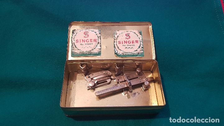Antig&uuml;edades: CAJA METALICA SINGER CON COMPLEMENTOS - Foto 2