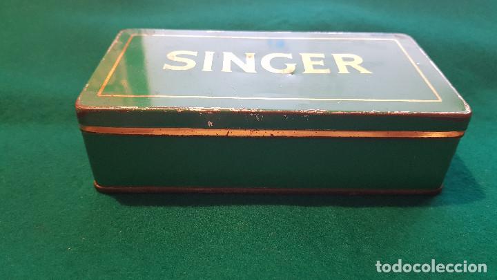 Antig&uuml;edades: CAJA METALICA SINGER CON COMPLEMENTOS - Foto 3